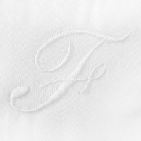 オフホワイトのアルファベット刺繍見本